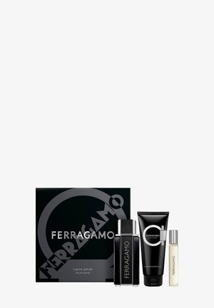 Coffret cadeau Ferragamo Sublime en cuir avec boîte noire, eau de toilette, shampooing et gel douche, et un vaporisateur format voyage.