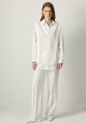 V NECK LAYERED - Bluza z gumbi - ecru