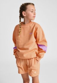 Pomarańczowa bluza z fioletowymi akcentami na rękawach, z ribbowanym wykończeniem. W połączeniu z pasującymi pomarańczowymi szortami, zaprojektowanymi z myślą o komforcie.