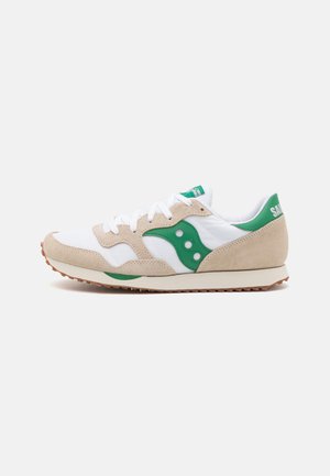 Baskets en suédine beige et en mesh blanc avec des accents verts et un logo, bout rond et semelle en caoutchouc texturée. Les lacets sont blancs.