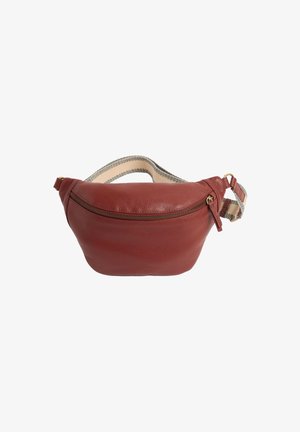 Marsupio in pelle rossa con un compartimento principale con zip, una tracolla testurizzata e una forma arrotondata. Accenti in hardware dorato visibili.