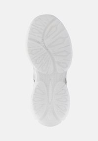 Semelle en caoutchouc blanc avec un design texturé et à motifs, comportant un détail hexagonal et des bords arrondis pour une traction et une adhérence optimales.
