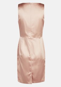 Robe en satin rose avec un design sans manches, une silhouette ajustée et une fermeture éclair au dos. Présente un éclat subtil et une coupe au genou avec des coutures latérales.