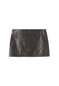 Mini falda de cuero negro con una textura suave, dos anillas laterales y un diseño recto. Adecuada para varias opciones de estilo.