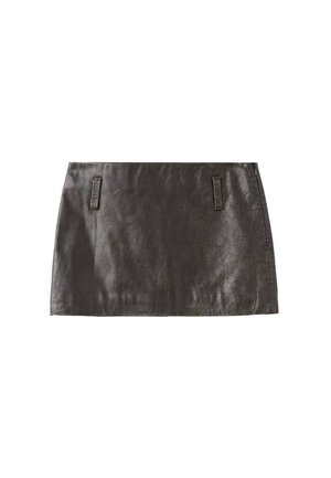Mini falda de cuero negro con una textura suave, dos anillas laterales y un diseño recto. Adecuada para varias opciones de estilo.