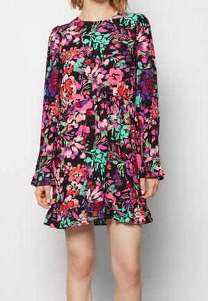 Blumenkleid mit langen Ärmeln, schwarzem Grund, lebhaften pinken, grünen und roten Blumen, gerafftem Saum, weichem Stoff, tailliertem Oberteil und schwingendem Rock.