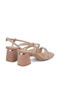 Sandalias de ante en color rosa empolvado con correas ajustables en el tobillo, adornadas con acentos de rhinestone y con tacones en forma de bloque cuadrados.