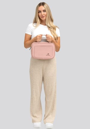 Roze rechthoekige tas met een gladde textuur, dubbele handvaten en een voorvak; logo prominent aan de voorkant weergegeven.