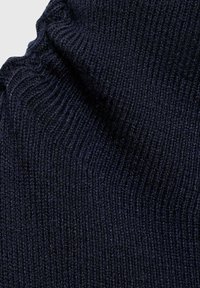 Tessuto a maglia a coste blu navy con superficie testurizzata, che mostra linee verticali e sottili variazioni di tonalità. Aspetto di materiale morbido.