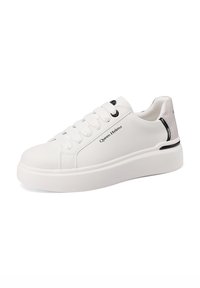 Sneaker bianca con una toma in pelle liscia, suola piatta spessa, lacci piatti e dettagli del logo sul lato e sul tallone in accenti neri e iridescenti.