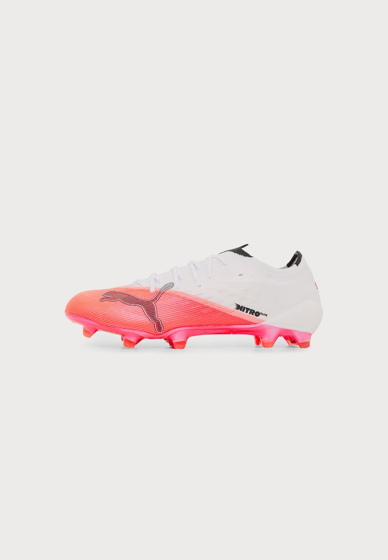 Λευκό και πορτοκαλί παπούτσι ποδοσφαίρου Puma Nitro Elite με ροζ τρακτέρ και λογότυπο Puma στο πλάι, απεικονισμένο σε λευκό φόντο.