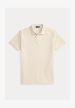 Beige poloskjorte med subtile horisontale striper, korte ermer, ribbestrikket krage og en liten brodert logo på brystet. Mykt bomullsstoff.