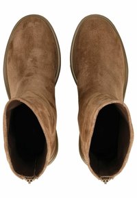 Bottines en daim marron avec un bout rond, design slip-on, fermeture éclair et semelle épaisse en caoutchouc. Texture lisse et minimalisme dans le design.