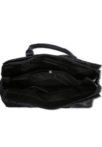 Sac à main en faux cuir noir avec une texture extérieure, fermeture éclair, et un intérieur comportant plusieurs poches et un doublure en tissu lisse.