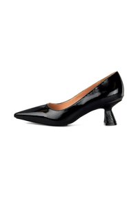 Zapato de charol negro con puntera puntiaguda, tacón bajo acampanado y acabado suave. Presenta una abertura redondeada y un diseño minimalista.
