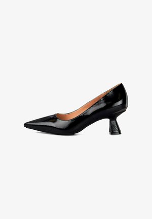 Pompe en cuir verni noir avec un bout pointu, un petit talon évasé et une finition lisse. Présente une ouverture arrondie et un design minimaliste.