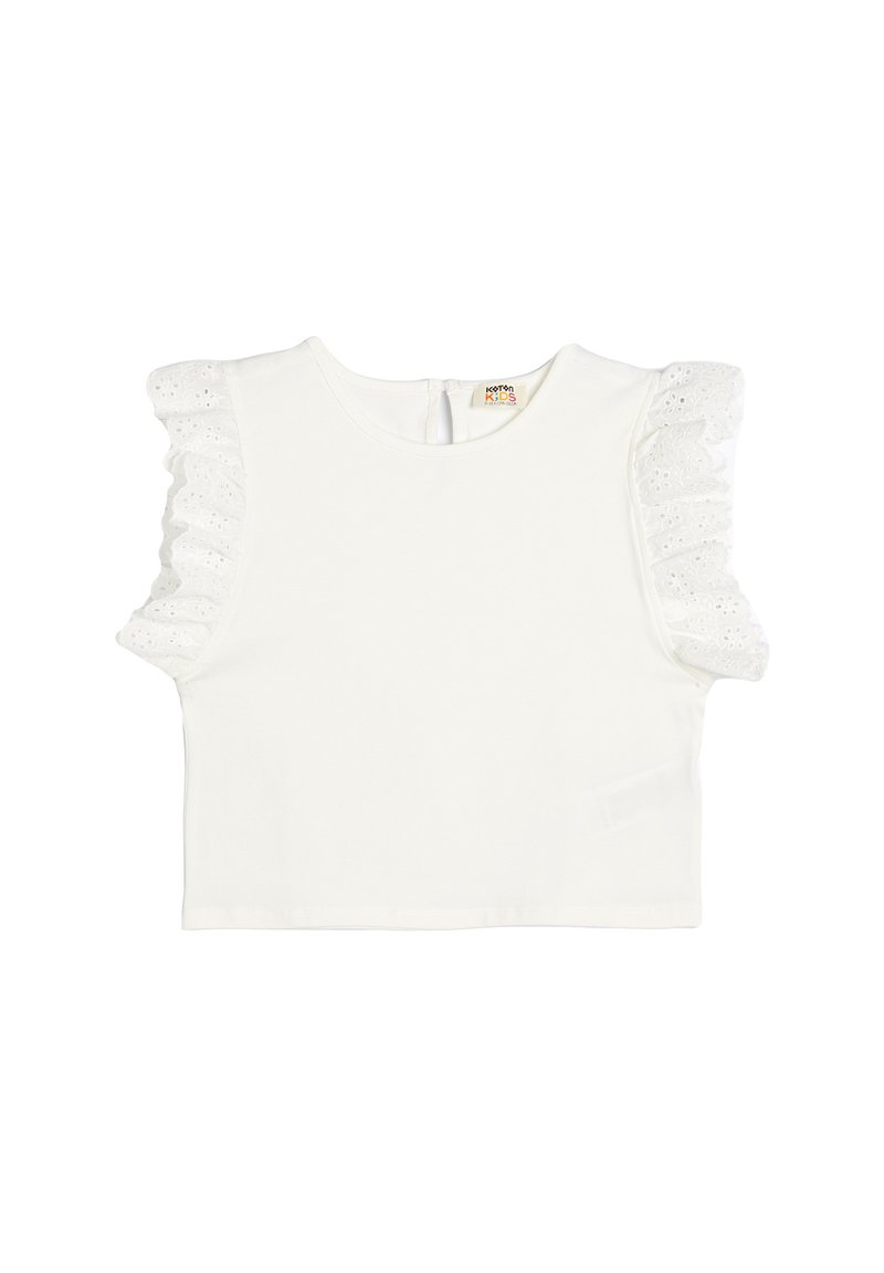 Top de algodón blanco de manga corta con acentos de encaje con volantes en las mangas, cuello redondo y un pequeño cierre de botón en la parte posterior.