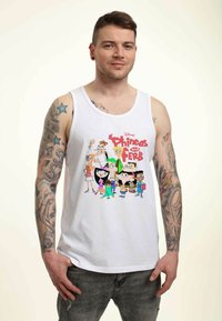 Camiseta sin mangas blanca con un gráfico colorido de personajes de "Phineas y Ferb", mostrado de manera prominente en el frente.