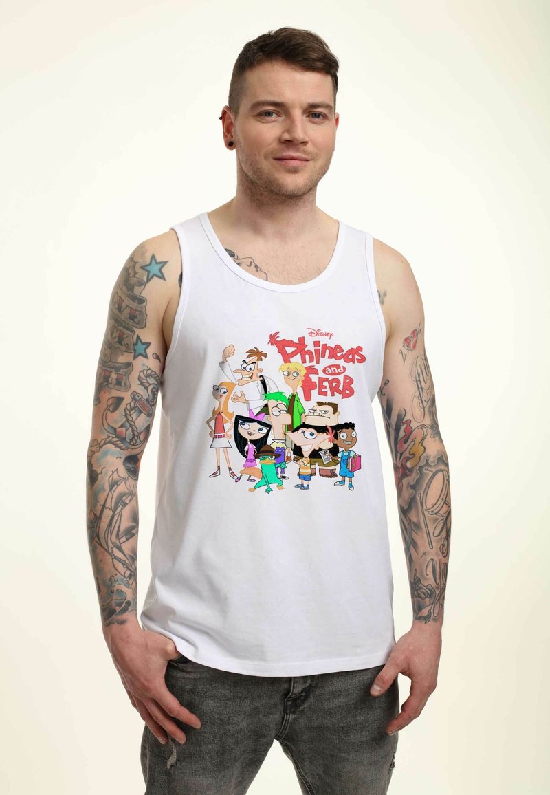 Camiseta sin mangas blanca con un gráfico colorido de personajes de "Phineas y Ferb", mostrado de manera prominente en el frente.
