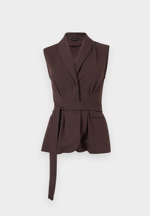 Veste sans manches marron foncé ajustée avec col châle et ceinture longue en tissu fixée, poches avant, coupe structurée sur fond blanc.