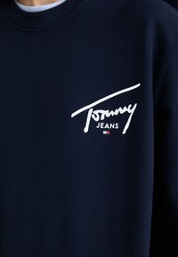 Tommy Jeans ENTRY GRAPHIC CREW - Sudadera - dark night navy