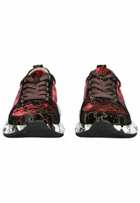 Sportovní boty s texturovaným černým a růžovým svrškem zdobeným květinovými vzory, s krajkovým zavíráním a bílou gumovou podrážkou s fleky.