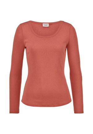 Dames top met lange mouwen in een gedempte terracotta kleur, strak gesneden, met een ronde hals en een klein merkembleem bij de kraag.