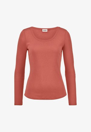 Dames top met lange mouwen in een gedempte terracotta kleur, strak gesneden, met een ronde hals en een klein merkembleem bij de kraag.