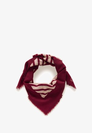Quadratisch geschnittenes Tuch in tiefrot mit beigen geometrischen Streifen und fransigen Kanten, triangular gefaltet.