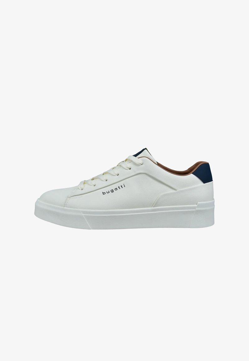 Baskets blanches avec une texture en cuir lisse, bout rond, semelle en caoutchouc blanche et un accent bleu marine au talon. Présente un marquage noir "bugatti".