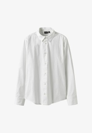 Chemise blanche à manches longues avec boutons, col pointu et poignets, présentée à plat sur fond blanc.