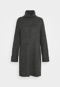 Abito turtleneck lavorato a maglia di colore grigio scuro, con maniche lunghe, texture a coste e polsini ampi. Si ferma sopra il ginocchio con una silhouette dritta.