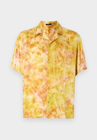 Camisa de manga corta con un diseño de teñido anudado en tonos amarillos, naranjas y rosas. Cuenta con un collar y cierre frontal de botones. Tejido ligero.