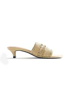 Sandalia mule beige de cuero trenzado con tacón bajo de tipo kitten y puntera abierta, mostrada en perfil lateral sobre fondo blanco.