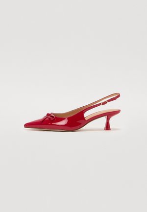 Slingback con tacco kitten in pelle verniciata rossa, con punta affilata, piccolo fiocco decorativo sulla tomaia.