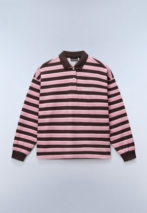 Langermet polo-skjorte med vannrette rosa og mørkebrune striper, mørkebrun krage og mansjetter, og "Napapijri"-logo på brystet.