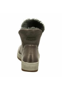 Metallicgrauer Knöchelstiefel mit einem plüschigen grauen Innenfutter aus Fell, oberer Teil aus glattem Leder und einer strukturierten Gummisohle. Logoetikett auf der Rückseite.