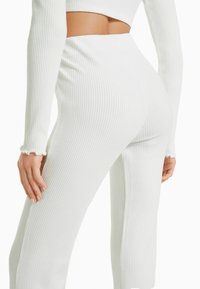 Bershka Tygbyxor - white