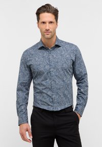 Heren blauwe paisleyshirt met een button-down kraag, lange mouwen en een textuurstof. Details omvatten een subtiel patroon en zwarte knopen.