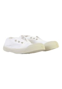 Hvide lærreds sneakers med rund tå, snørebåndsdesign, sølvøjer og strukturerede gummisåler. Enkel, ren æstetik.