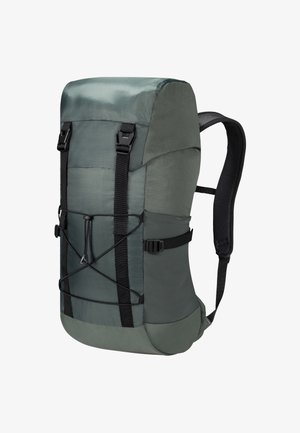 Grüner Nylon-Rucksack mit rechteckiger Form, ausgestattet mit schwarzen Trägern, einem Bungee-Kordel-Detail und einem verstärkten Boden für Langlebigkeit.