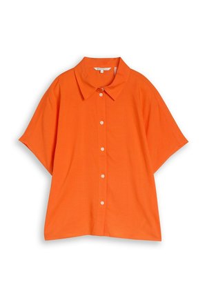 Jasno pomarańczowa koszula z krótkim rękawem, zapinana na guziki, z zaostrzonym kołnierzem i białymi guzikami, rozłożona na płasko na białym tle.