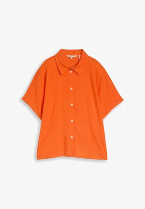 Hell orangefarbenes kurzärmeliges Hemd mit Knöpfen und spitzem Kragen, flach auf weißem Hintergrund liegend.