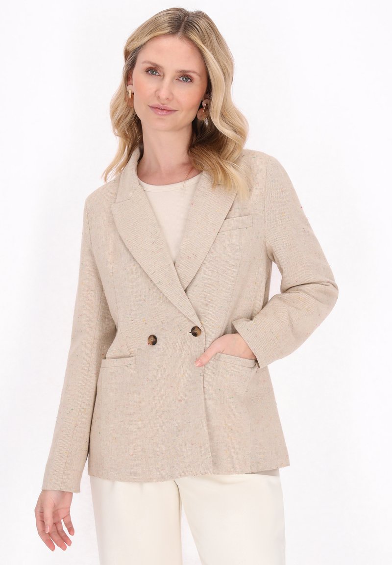 Blazer beige doppiopetto in tessuto testurizzato, con due tasche frontali e sottili macchie colorate. Design del rever a trama nota.