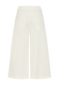 Offwhite-weite, knöchellange Hose mit hohem Bund und aufgesetzten Gesäßtaschen, von hinten vor neutralem Hintergrund gezeigt.
