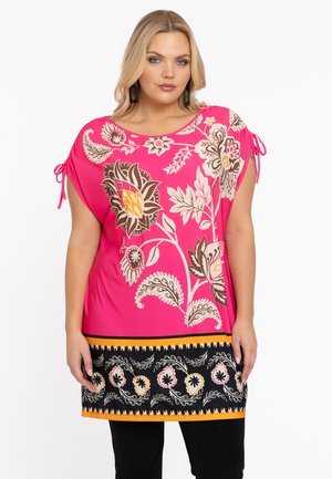Roze bloemen tuniek met korte mouwen en strikaccenten, gedetailleerde zwarte en oranje patroonrand, gemaakt van een zachte stof.