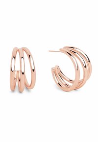 Pendientes de aro en oro rosa que presentan un diseño de triple banda con superficies suaves y brillantes y acentos recortados para mayor dimensión.