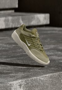 Neselectat, neutral olive/sail