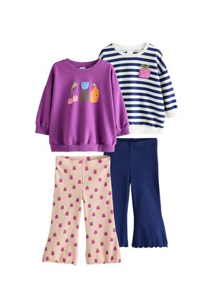 Deux tenues pour tout-petits avec des hauts à manches longues : une violette avec des visages de fruits, l'autre marine et blanche rayée avec un fruit rose. Pantalons : rose avec imprimé de fruits et unis marine.