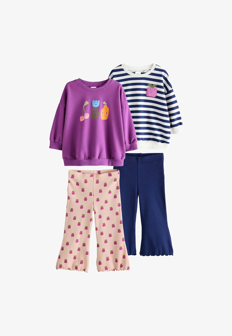 Twee peuteroutfits met lange mouwen: een paarse met fruitgezichten, een marineblauwe met witte strepen en een roze fruit. Broeken: roze met fruitprint en effen marineblauw.